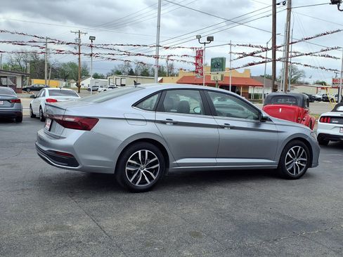 Used 2025 Volkswagen Jetta SE FWD image 21