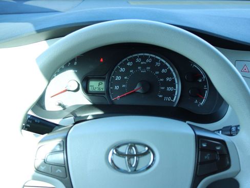 Used 2011 Toyota Sienna LE FWD image 9