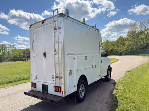 Used 2017 GMC Savana 3500 RWD image 5