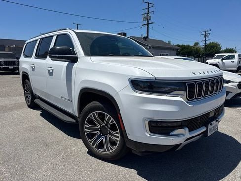 Used 2024 Jeep Wagoneer L Series II w/ Flexible Seating Group RWD image 3
