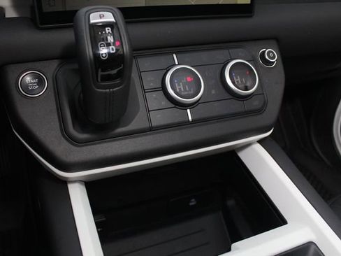 Used 2025 Land Rover Defender 110 X-Dynamic SE image 15