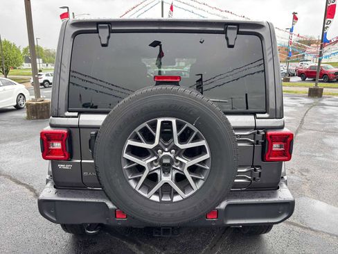 Used 2025 Jeep Wrangler Sahara image 7