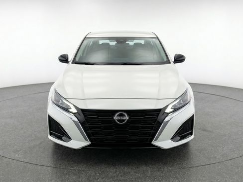 Used 2025 Nissan Altima 2.5 SV image 2
