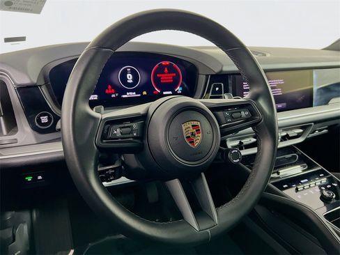 Used 2024 Porsche Cayenne image 11