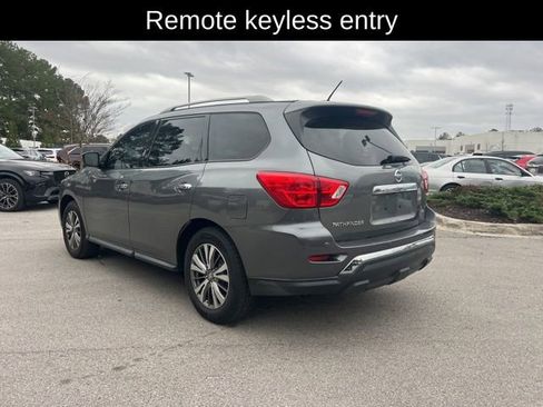 Used 2018 Nissan Pathfinder SV image 5