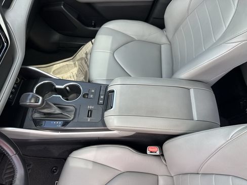 Used 2021 Toyota Highlander XLE FWD image 23