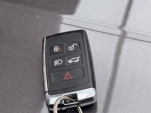 Used 2023 Land Rover Discovery Metropolitan Edition image 68