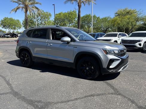 Used 2022 Volkswagen Taos SE w/ Panoramic Sunroof Package image 6