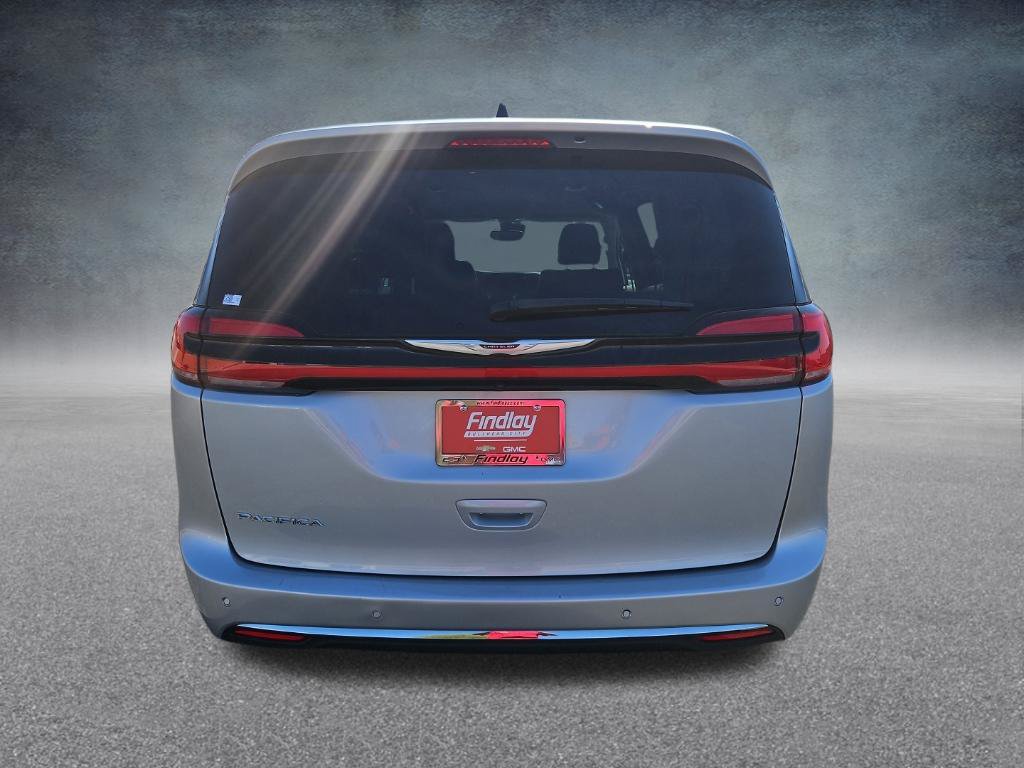 Used 2024 Chrysler Pacifica Touring-L FWD image 5