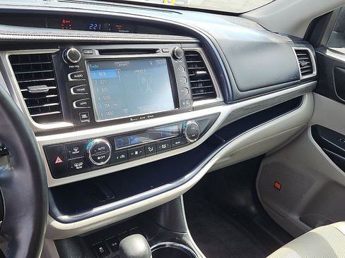Used 2019 Toyota Highlander Limited FWD image 18