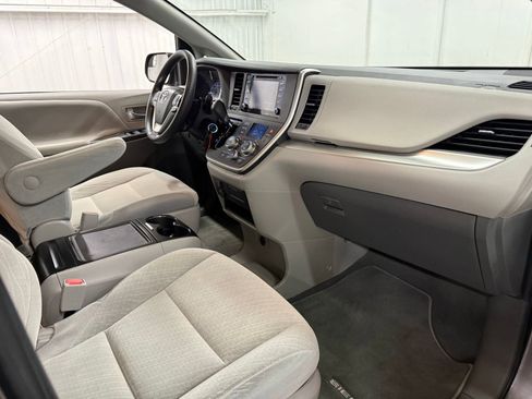 Used 2020 Toyota Sienna LE FWD image 18