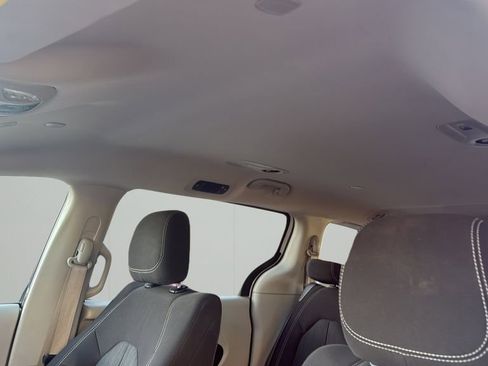 Used 2022 Chrysler Voyager LX image 20