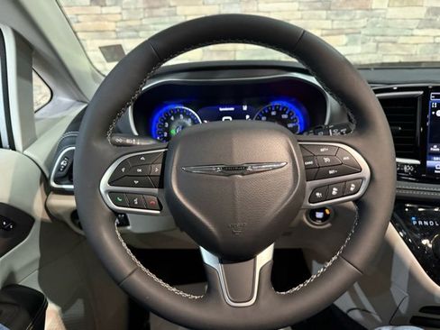 Used 2022 Chrysler Pacifica Touring-L image 17