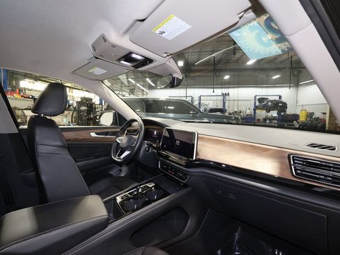 Used 2025 Volkswagen Atlas SE image 27