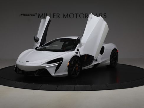 Used 2023 McLaren Artura RWD image 14
