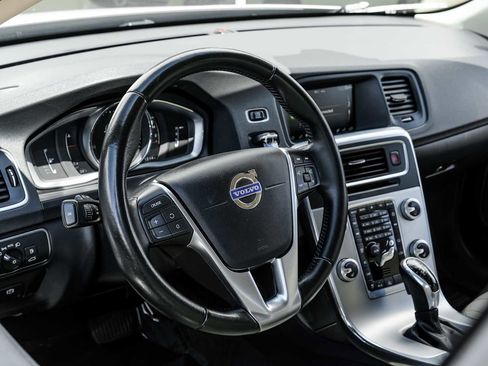 Used 2017 Volvo V60 T5 Premier w/ Convenience Package image 16
