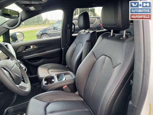 New 2027 Chrysler Pacifica Select w/ Family Tech Group AWD/4WD image 14