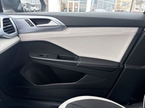 New 2026 Volkswagen Taos SE FWD image 25