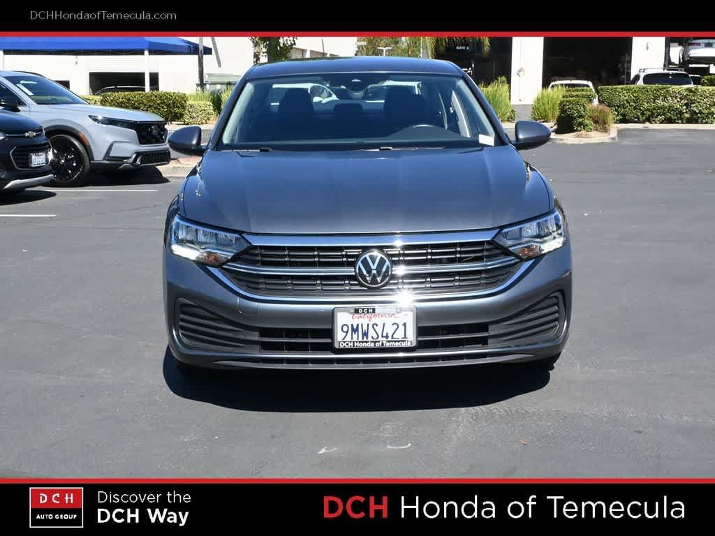 Used 2024 Volkswagen Jetta SE FWD image 2