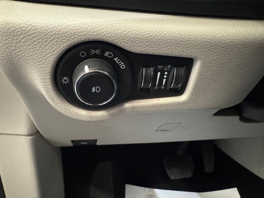 Used 2023 Chrysler Pacifica Touring-L FWD image 17