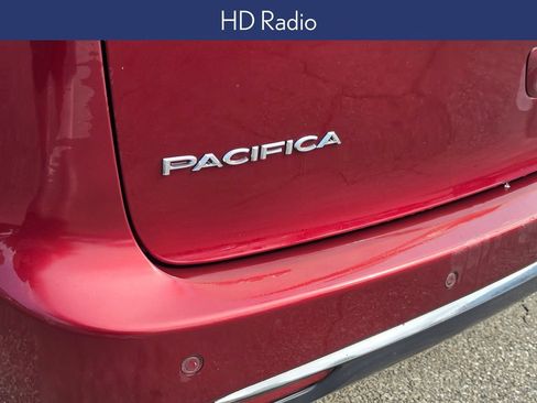 Used 2018 Chrysler Pacifica Touring-L Plus FWD image 12