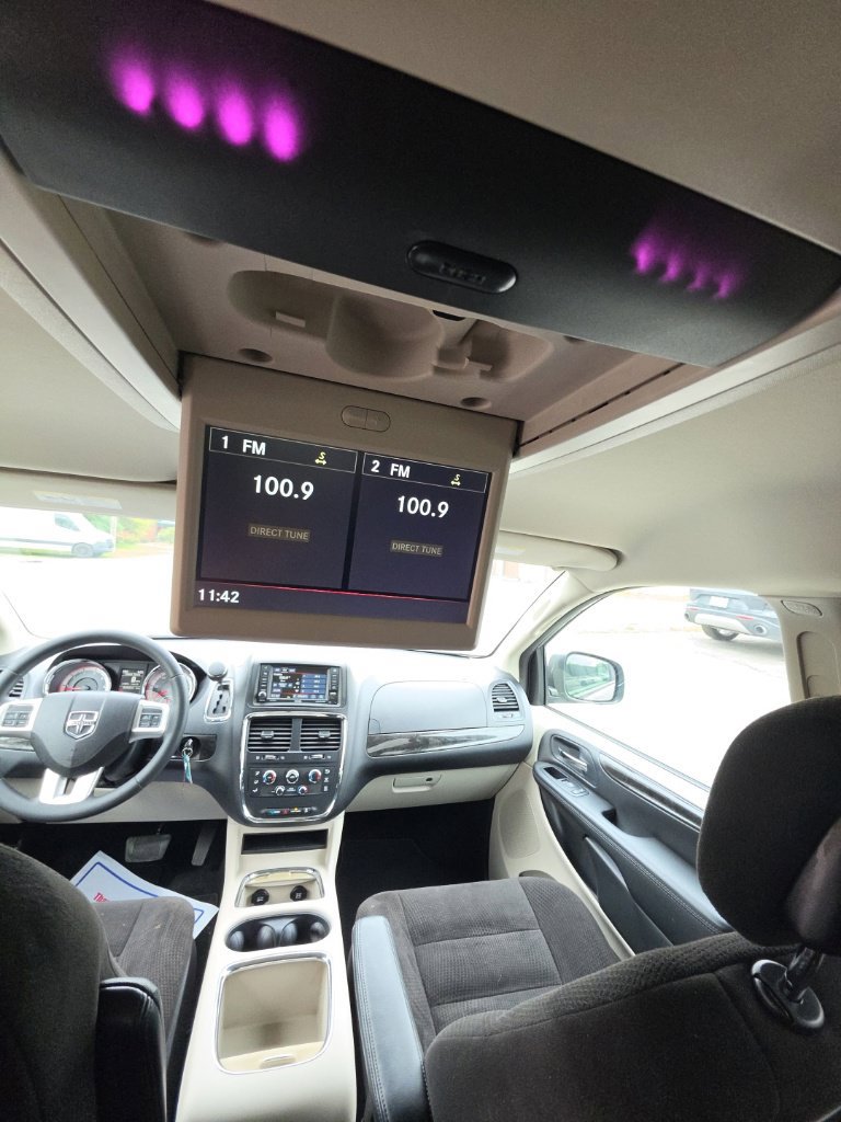 Used 2014 Dodge Grand Caravan SXT w/ Rear Park Assist Package FWD image 30