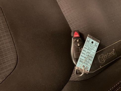 Used 2017 Jeep Cherokee Latitude w/ Cold Weather Group image 29