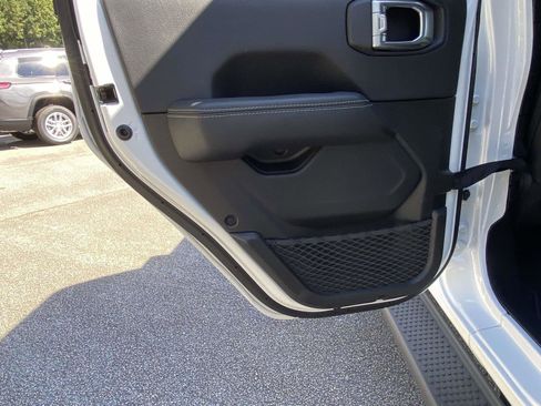 Used 2022 Jeep Wrangler Unlimited Sahara w/ Cold Weather Group image 21