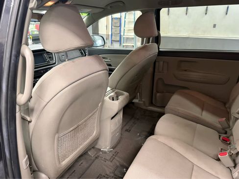 Used 2021 Kia Sedona LX image 20