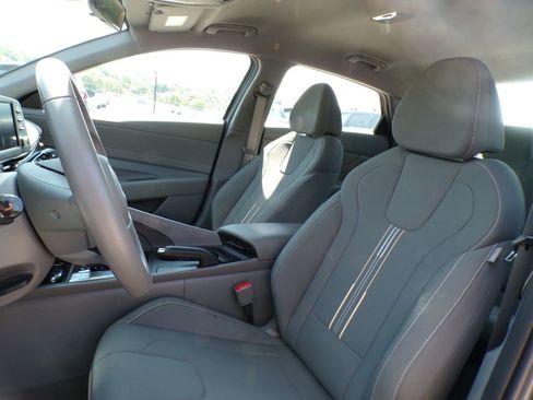 Used 2025 Hyundai Elantra Sport FWD image 13