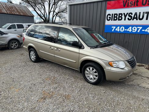 Used 2006 Chrysler Town & Country Touring FWD image 4