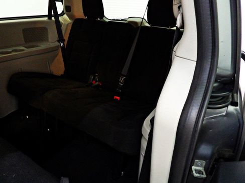Used 2016 Dodge Grand Caravan SE FWD image 10