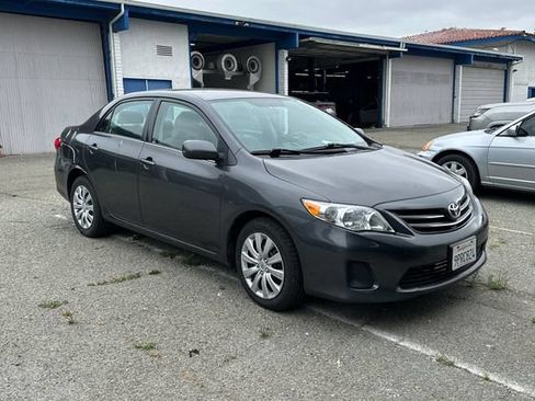 Used 2013 Toyota Corolla LE FWD image 2