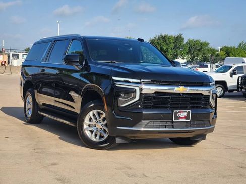 Used 2025 Chevrolet Suburban LS RWD image 2