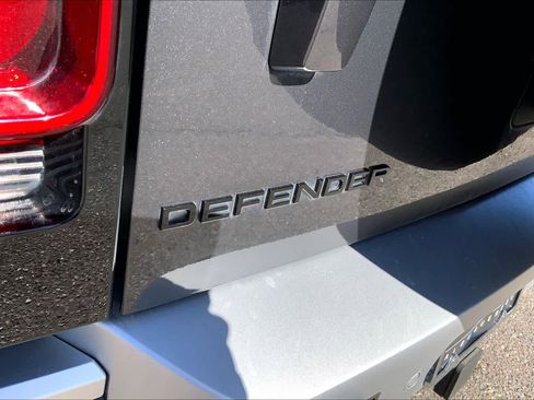 Used 2024 Land Rover Defender 110 SE image 30
