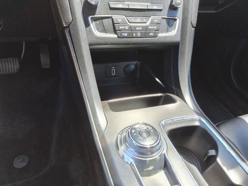 Used 2018 Ford Fusion SE w/ Equipment Group 201A FWD image 18
