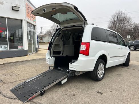 Used 2016 Chrysler Town & Country Touring image 5