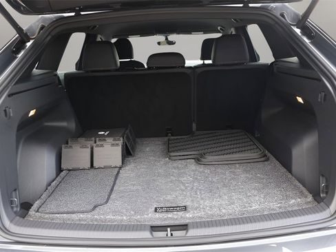 Used 2023 Volkswagen Atlas Cross Sport SE w/ Black Wheel Package image 16