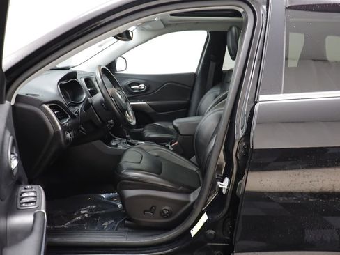 Used 2019 Jeep Cherokee Latitude Plus w/ Comfort/Convenience Group image 5