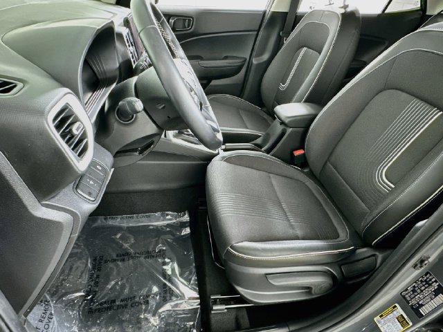 Used 2024 Hyundai Venue Limited FWD image 9
