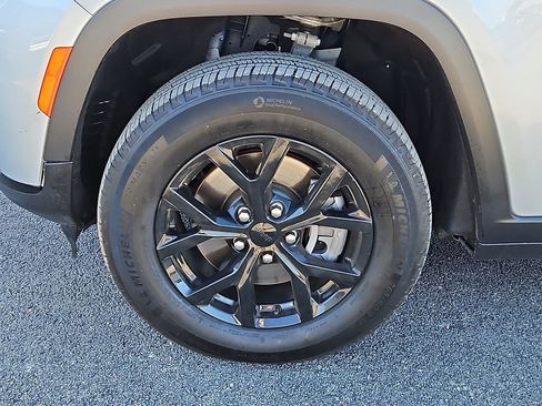 Used 2024 Jeep Grand Cherokee L Altitude image 13