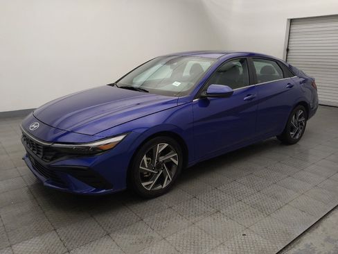 Used 2025 Hyundai Elantra SEL FWD image 2