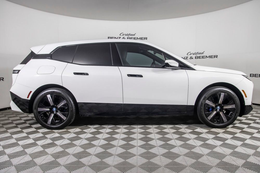 Used 2024 BMW iX xDrive50 w/ Sport Package AWD/4WD image 3