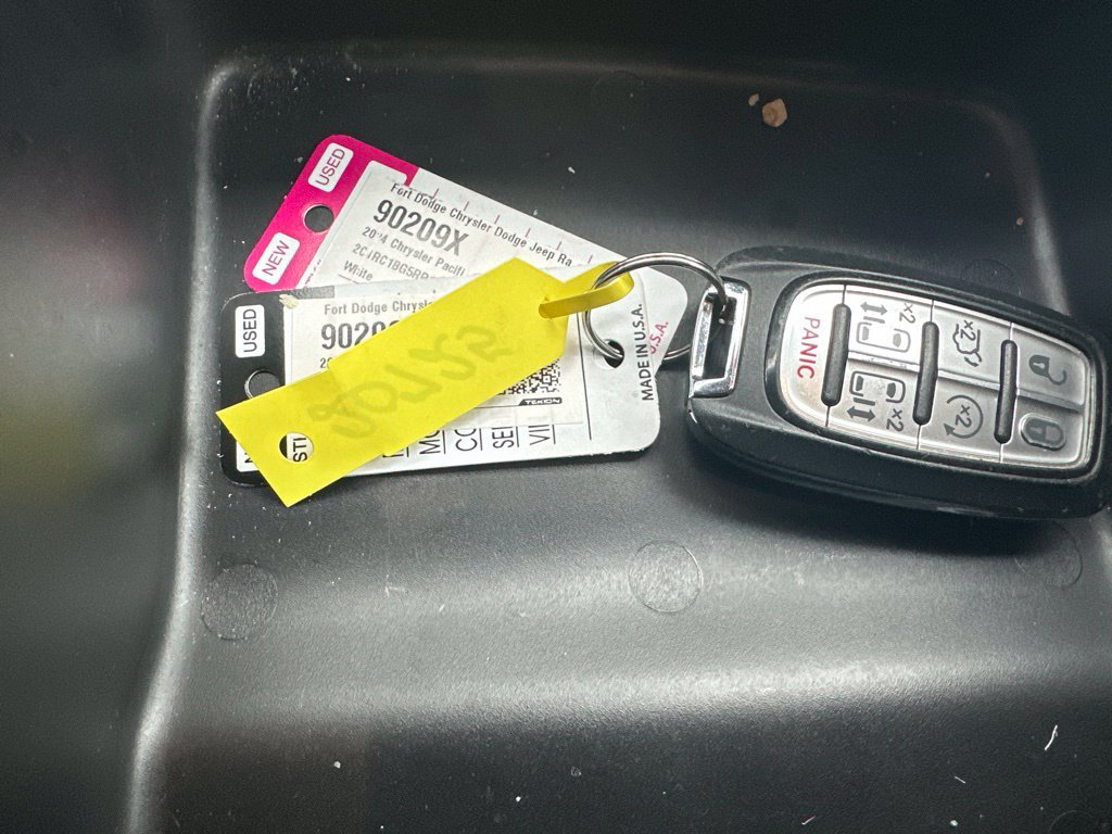 Used 2024 Chrysler Pacifica Touring-L FWD image 44