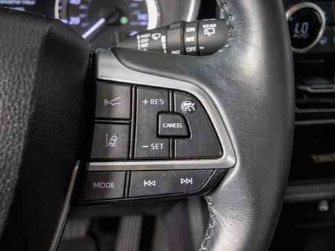 Used 2024 Toyota Highlander XLE FWD image 21