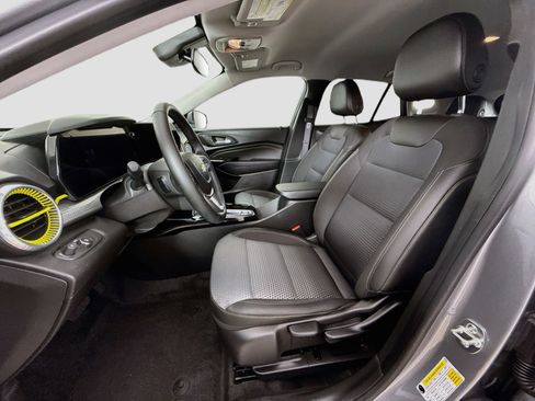 Used 2025 Chevrolet Trax LT w/ Driver Confidence Package FWD image 22