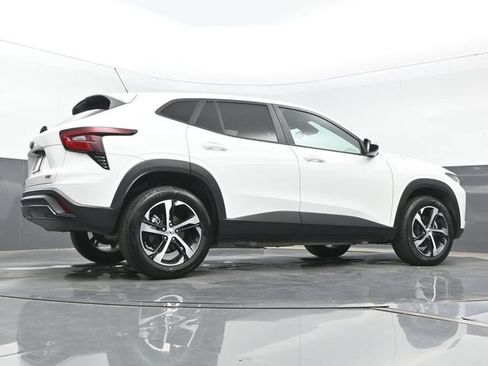 Used 2025 Chevrolet Trax RS w/ Sunroof Package FWD image 24