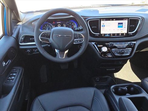 New 2026 Chrysler Pacifica Select image 6