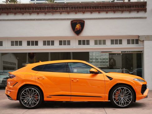 Used 2025 Lamborghini Urus SE AWD/4WD image 2