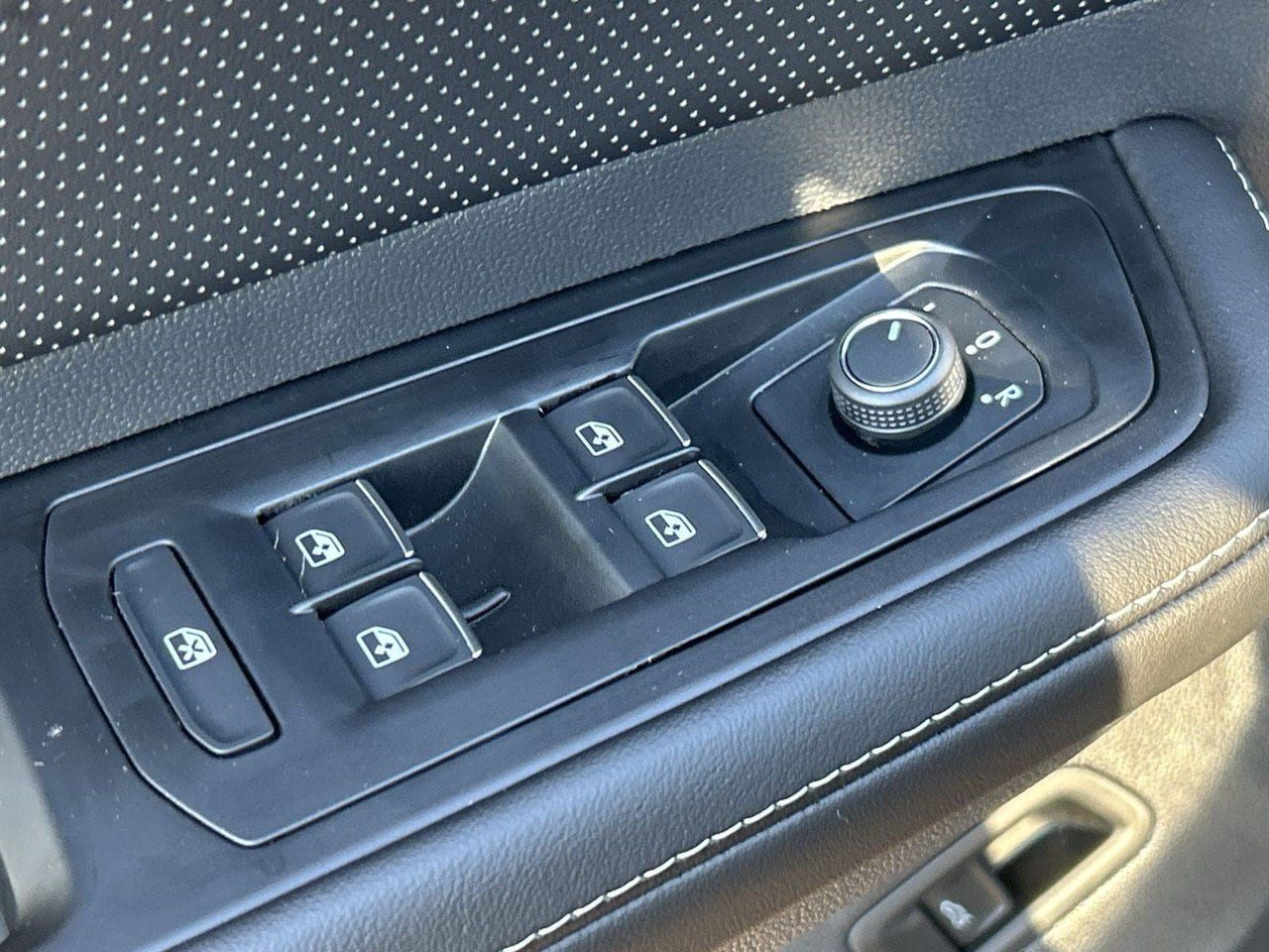 New 2026 Volkswagen Atlas Cross Sport SE FWD image 17